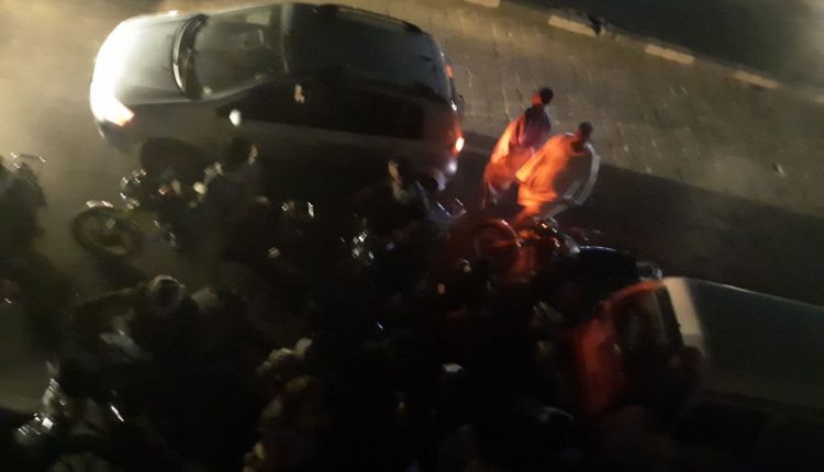 هذا ما حصل قبل قليل في منطقة الحصبة بالعاصمة صنعاء بعد استنجاد امرأة بالمواطنين..شاهد