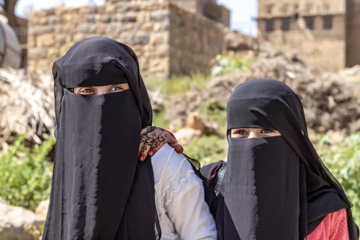 فاجعة تهز اليمن .. إنتحار ثلاث بنات من أسرة واحدة ونشوب خلاف كبير بشأن دفن الجثث
